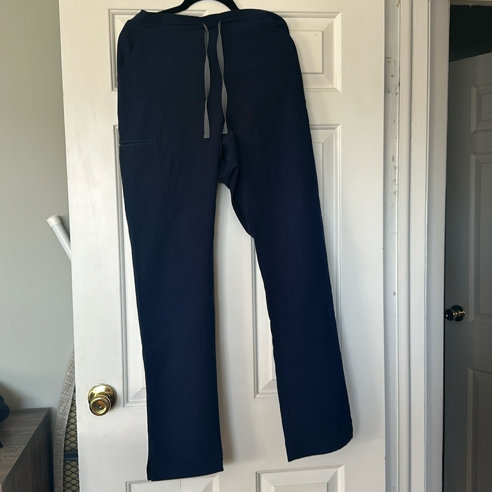 Figs Yola skinny scrub pant navy size medium tall no flaws or stains.too small.